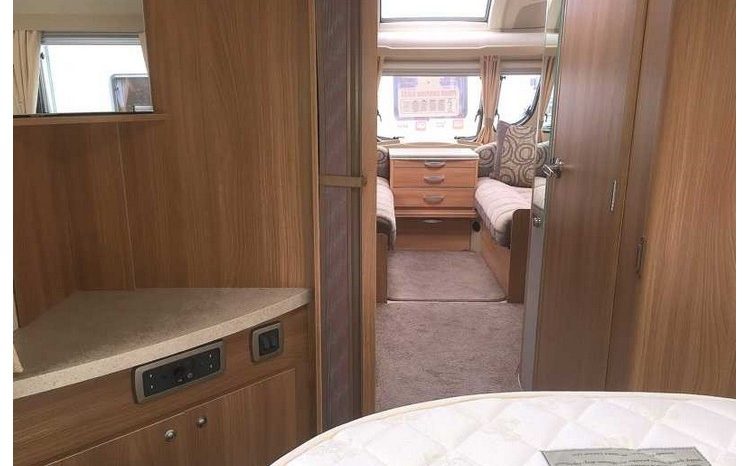 Swift Challenger 580 Island bed. full