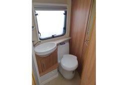 Swift Challenger 580 Island bed. full