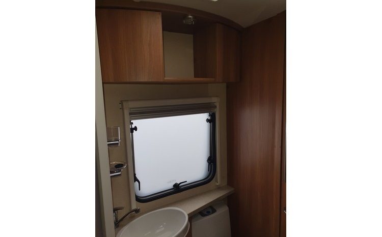 Swift Challenger 580 Island bed. full