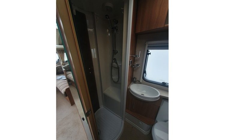 Swift Challenger 580 Island bed. full