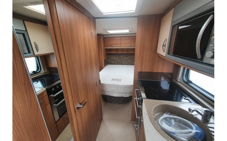 Swift Challenger 580 Island bed. full