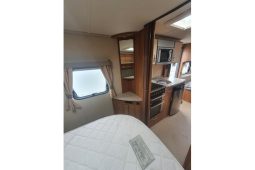 Swift Challenger 580 Island bed. full