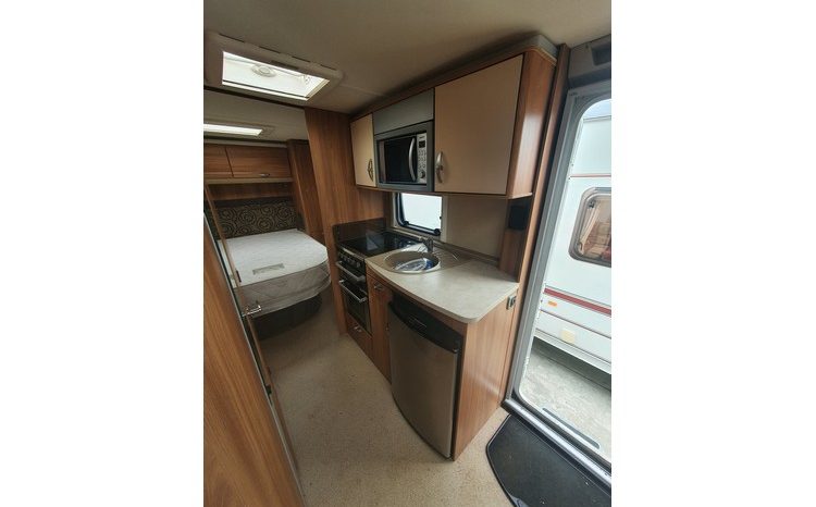 Swift Challenger 580 Island bed. full