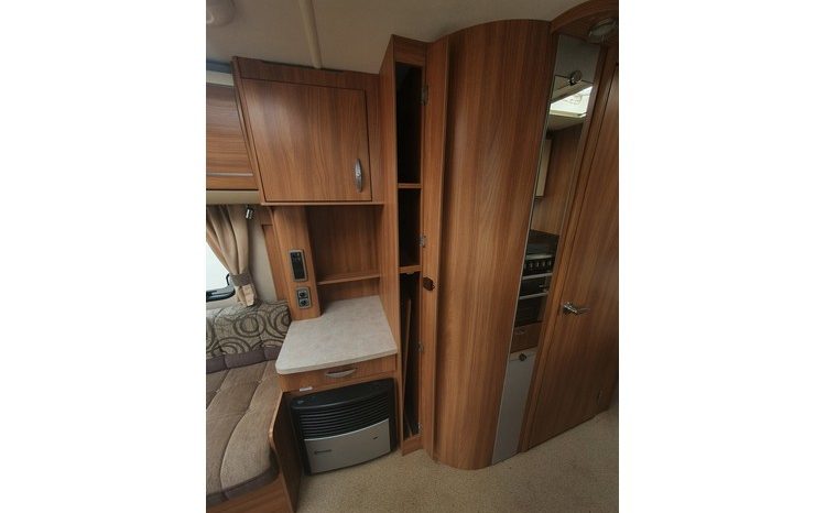 Swift Challenger 580 Island bed. full