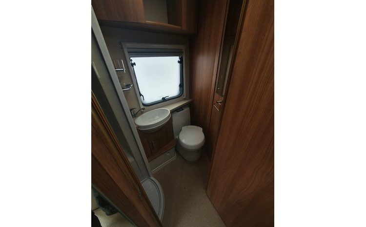 Swift Challenger 580 Island bed. full