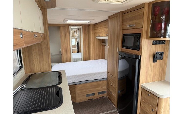Elddis Crusader Storm ‘Island bed’ full