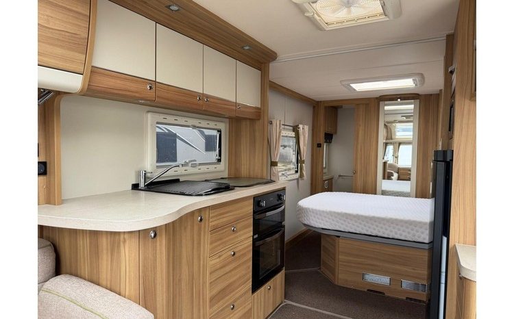 Elddis Crusader Storm ‘Island bed’ full
