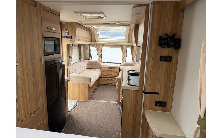 Elddis Crusader Storm ‘Island bed’ full