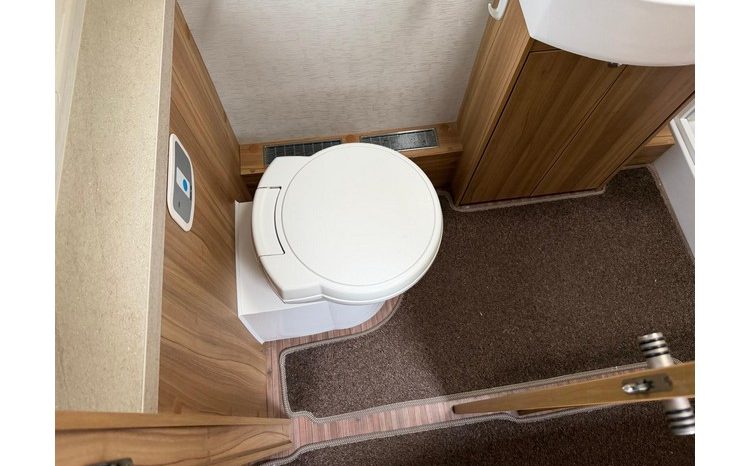 Elddis Crusader Storm ‘Island bed’ full