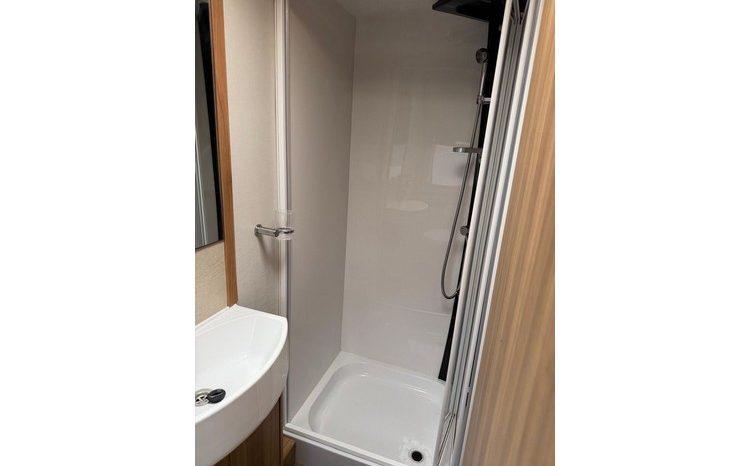 Elddis Crusader Storm ‘Island bed’ full