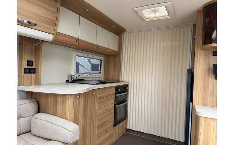 Elddis Crusader Storm ‘Island bed’ full