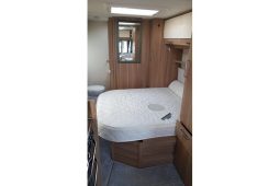 Lunar Ultima 560 Island bed full