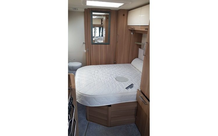 Lunar Ultima 560 Island bed full
