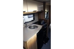 Lunar Ultima 560 Island bed full