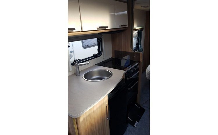 Lunar Ultima 560 Island bed full