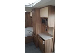 Lunar Ultima 560 Island bed full