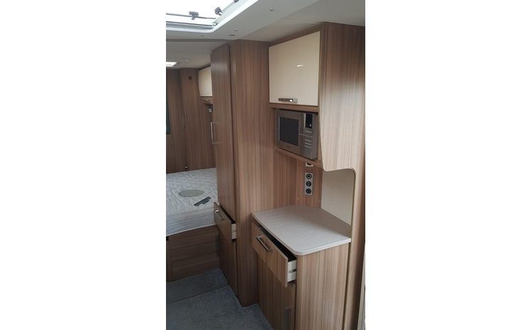 Lunar Ultima 560 Island bed full