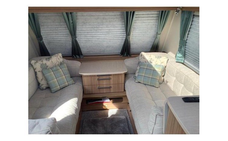Lunar Ultima 560 Island bed full