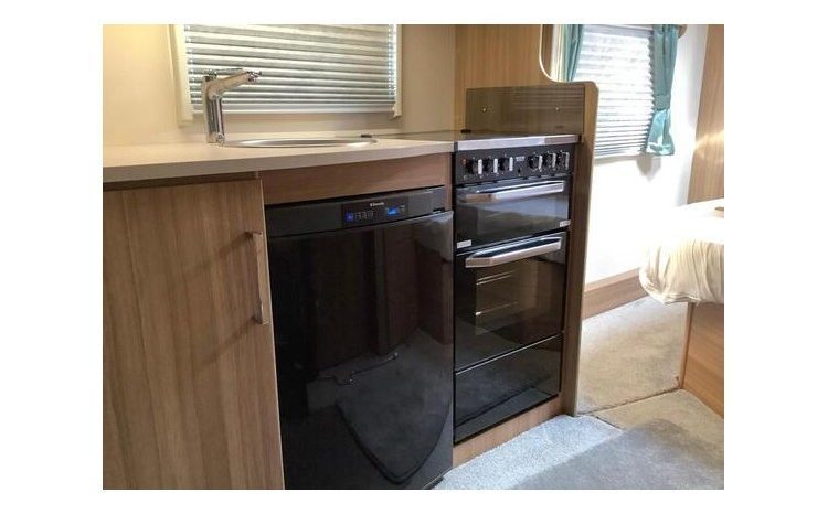 Lunar Ultima 560 Island bed full