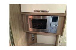 Lunar Ultima 560 Island bed full