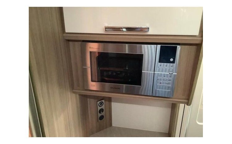 Lunar Ultima 560 Island bed full